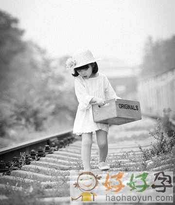 女童火车轨上拍照图片 不用刻意摆弄姿势也是美哒哒
