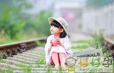 女童火车轨上拍照图片 不用刻意摆弄姿势也是美哒哒