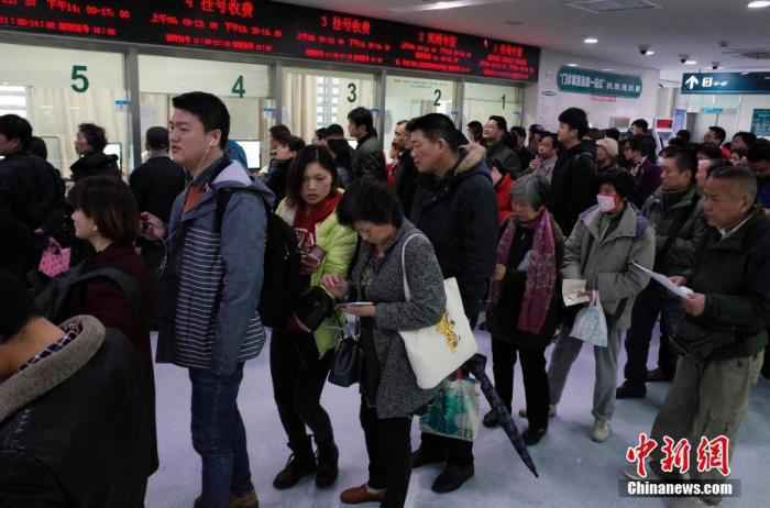 资料图：民众在医院门诊楼内排队挂号。/p中新社记者 殷立勤 摄