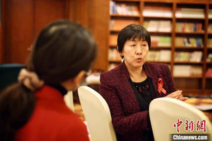 图为第44届南丁格尔奖章获得者、北京红丝带之家护士长王克荣接受采访。李雪峰 摄