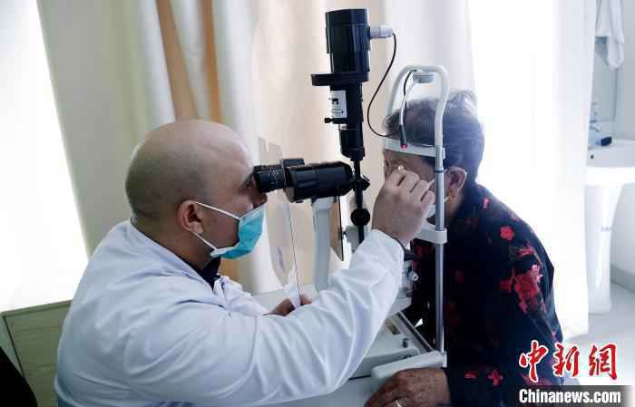 图为古巴医生雷奥达尼斯给眼疾病患做检查。　马铭言 摄