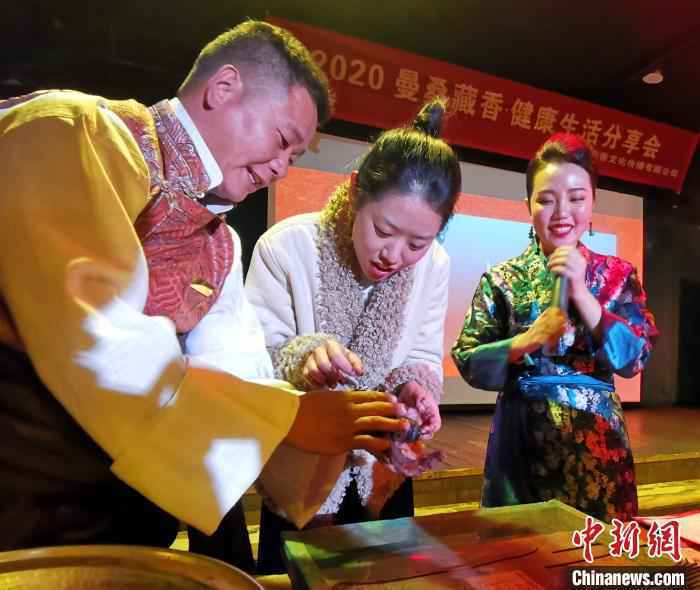 图为北京中医药大学的中医学硕士苑云童(中)在分享会上体验手工制作藏香。　赵延 摄