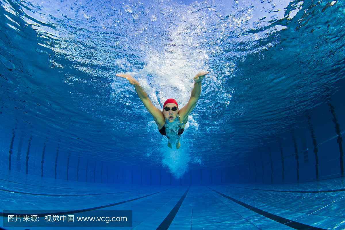 夏季游泳帮男人有效健身塑形