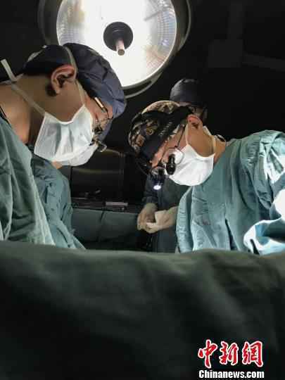 手术中，儿中心外科团队在传统Double Switch双心室纠治的基础上进行手术方式的改良，彻底根治患儿的心脏畸形。　夏琳 摄