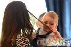 宝宝为何总是抓妈妈头发 推荐宝宝练抓握的小法宝