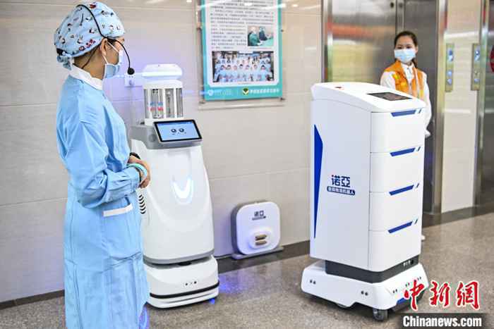 3月1日，广东省广州市，智能室内物流配送机器人在广东省第二人民医院5G智慧病房投入使用。
/p中新社记者 陈骥旻 摄