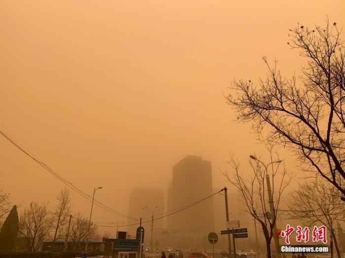 3月15日，北京迎沙尘降温天气，空气能见度减弱。 /p中新网记者 翟璐 摄