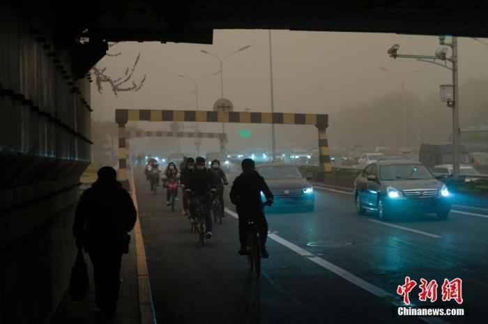3月15日，北京遭遇沙尘天气。北京市气象台当日7时25分升级发布沙尘暴黄色预警信号。 /p中新社记者 盛佳鹏 摄