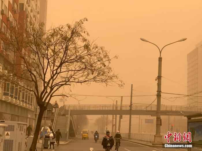 3月15日，北京迎沙尘降温天气，空气能见度减弱。北京市气象台03月15日07时25分升级发布沙尘暴黄色预警信号：目前本市已出现明显沙尘天气，预计当前至15日中午，大部分地区能见度小于1000m，请注意防范。 /p中新网记者 翟璐 摄
