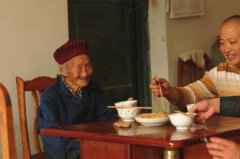 四川102岁老太养生:每顿2两酒 喝了浑身才舒服