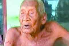 印尼145岁老人剩孙辈陪伴 受访时感叹称已活够
