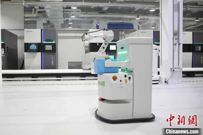 细胞库配备自主研发的自动化存储装备及AGV机器人，通过中国电信5G边缘计算全自动调度系统运维。　张亨伟 摄
