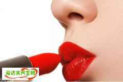 唇彩和口红先涂哪个 简单涂口红的正确方法