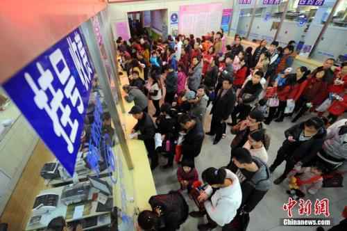 资料图：门诊挂号处。<a target='_blank'  data-cke-saved-href='http://www.chinanews.com/' href='http://www.chinanews.com/'>中新社</a>发 韦亮 摄