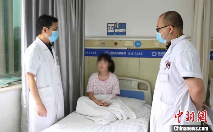 医生与手术后的张婕(化名)沟通交流。四川结石病医院供图