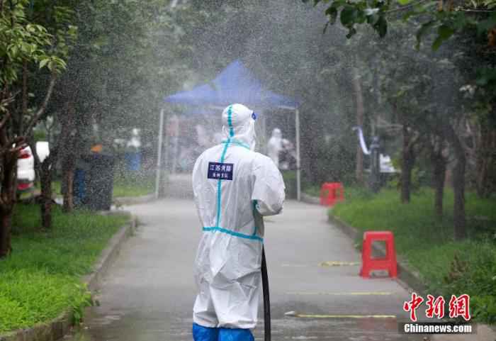 8月11日，在扬州一处高风险地区的小区，消防员在进行消杀作业。 孟德龙 摄