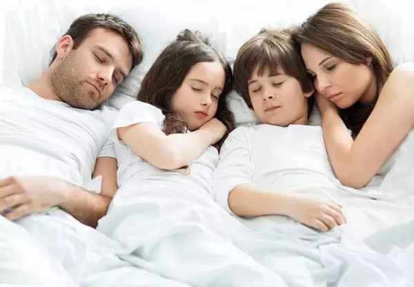 和父母同床睡对于孩子 究竟利大还是弊大？