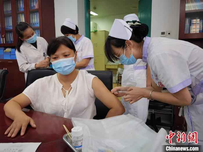 吴少红为三明市三元区医院护士长(左)。　贾媛颖 摄