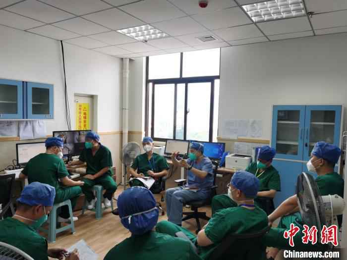 上海医疗专家和国家及省级专家成立儿科工作组讨论病情。　上海儿童医学中心供图