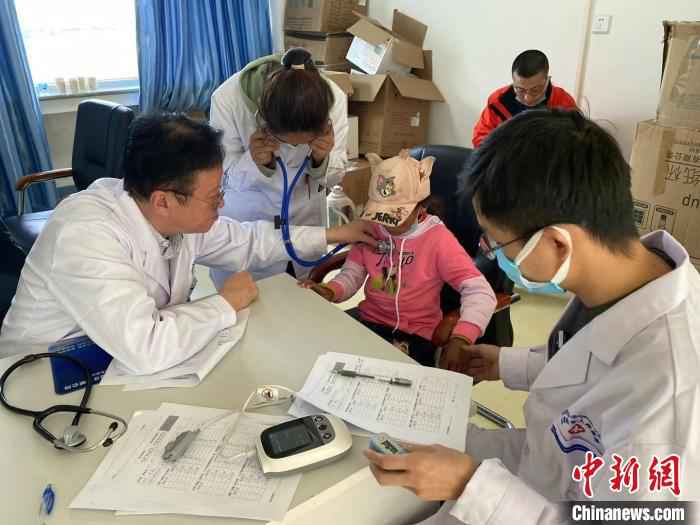 专家们为患儿检查。　上海市第十人民医院供图