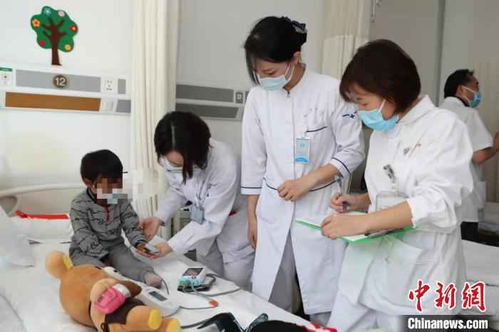 10名西藏先心病患儿到上海接受治疗。　上海市第十人民医院供图