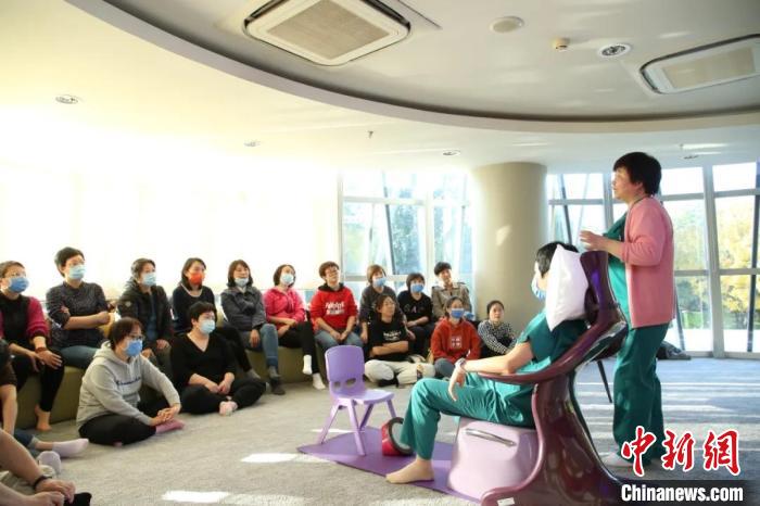 参观北京新世纪妇儿医院一体化产房，体验直立式分娩椅。　北京新世纪妇儿医院供图