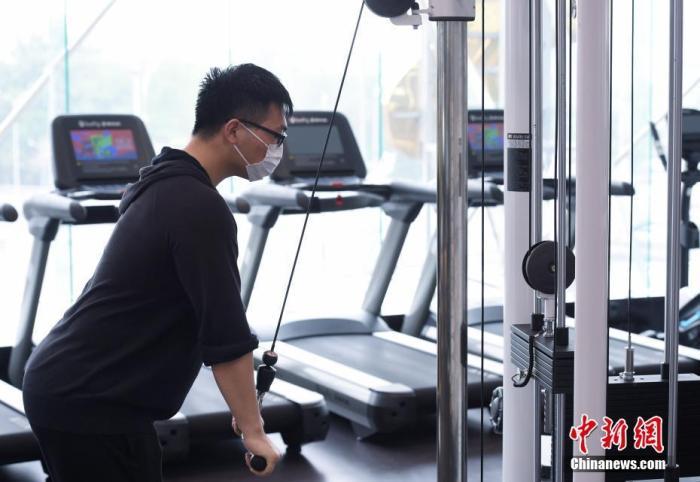 资料图：一位市民在健身房内锻炼。/p中新社记者 侯宇 摄