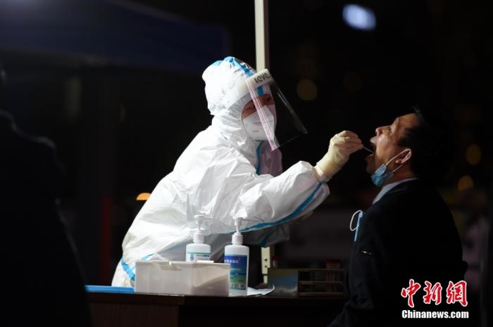 医护人员为居民做核酸检测。 /p中新社记者 何蓬磊 摄