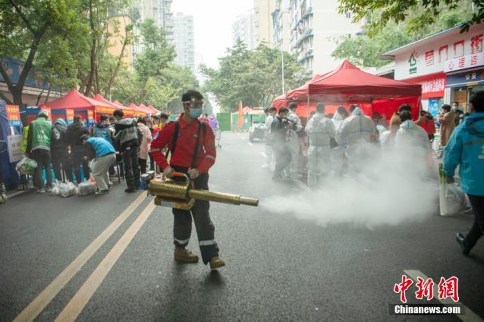 图为成都市志愿者正在开展消杀作业。 /p中新社记者 刘忠俊 摄