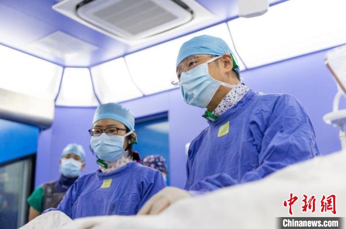 颜志平主任和马婧嶔博士在肿瘤介入手术中。　姚铮 摄