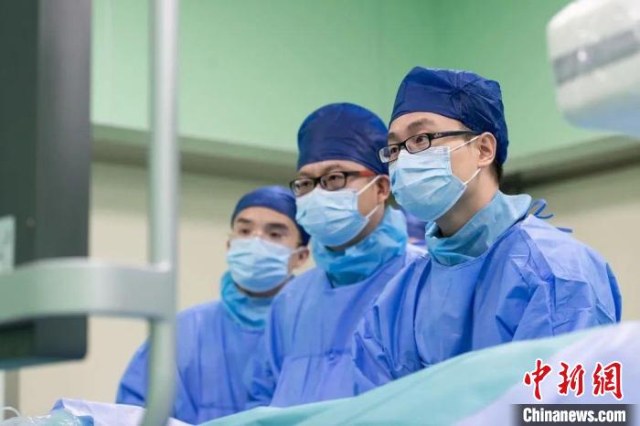 朱悦琦主任和田庆华主治医生在神经介入手术中。　姚铮 摄