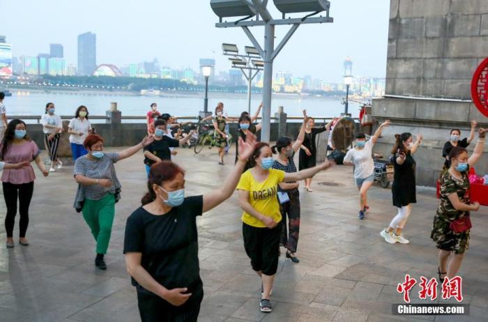 资料图：武汉长江大桥武昌桥头堡，市民正在跳广场舞健身。 /p中新社记者 张畅 摄