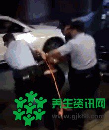 饭饭来撩：网红遛狗打骂孕妇 警察来后带走了两