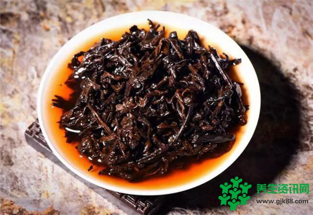 老人秋季养生食谱：普洱茶蒸排骨
